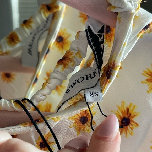 NWT WeWoreWhat Ditsy Billow Sleeve Boho Floral Daisy Cropped Open Back Blouse XS - Picture 5 of 7